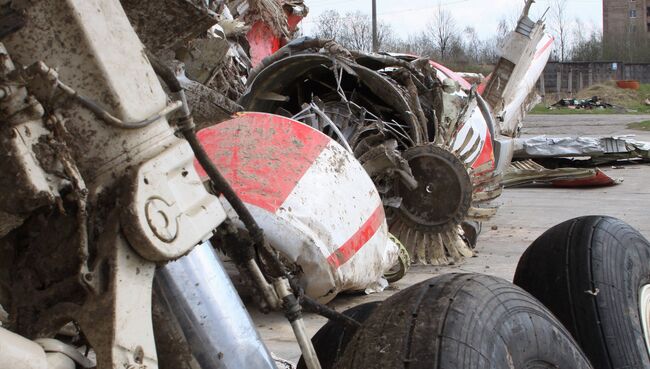 Обломки польского правительственного самолета Ту-154 на охраняемой площадке аэродрома в Смоленске