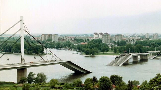 Разрушенный в результате авиаударов НАТО мост в городе Нови-Сад, Югославия. Май 1999