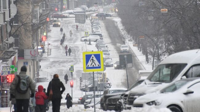 Выпавший снег на Ленинском проспекте в Москве