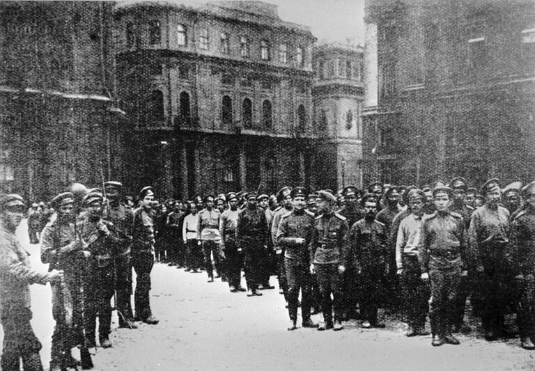 Солдаты первого пулеметного батальона, перешедшие на сторону большевиков. Октябрьская революция. Петроград. 1917 год Солдаты первого пулеметного батальона, перешедшие на сторону большевиков. Октябрьская революция. Петроград. 1917 год