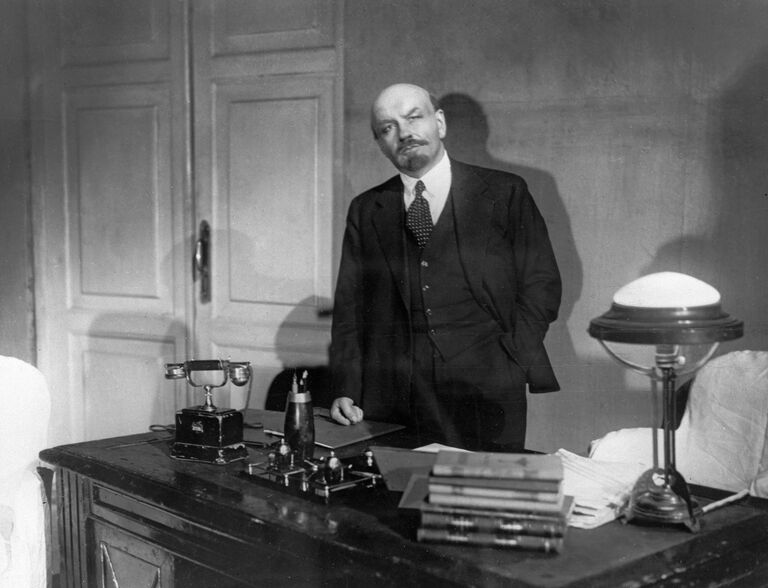 Сцена из спектакля Человек с ружьем. Московский художественный академический театр имени Евгения Вахтангова