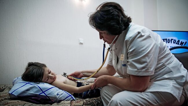 Девочка из освобожденной от ИГ области Сирии во время медицинского осмотра в Военно-Медицинской академии Санкт-Петербурга Девочка из освобожденной от ИГ области Сирии во время медицинского осмотра в Военно-Медицинской академии Санкт-Петербурга