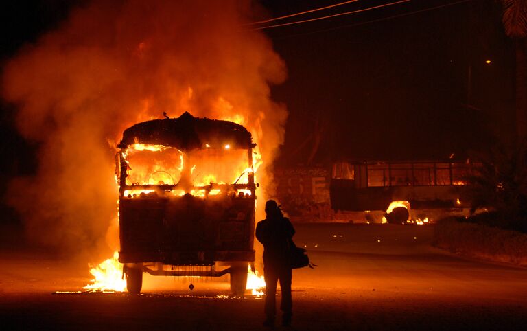 Оператор снимает беспорядки в Карачи, Пакистан