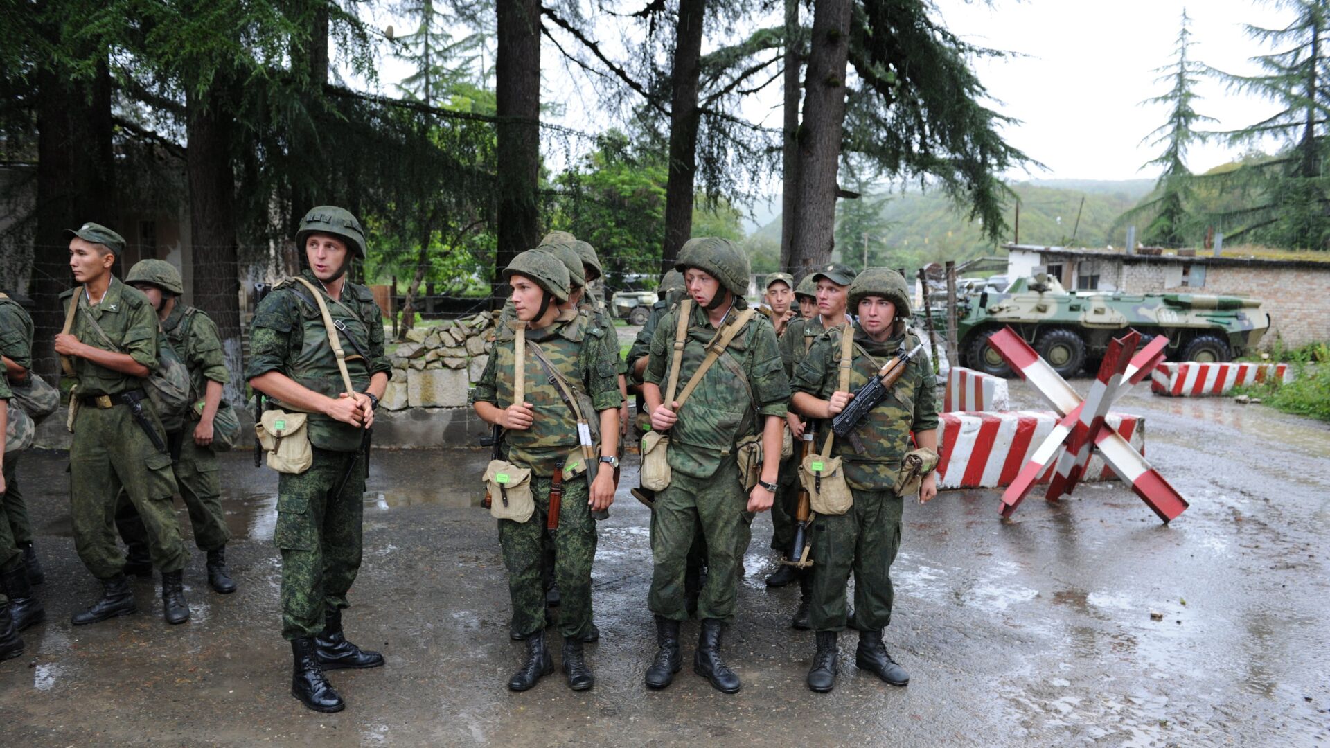 Военнослужащие российской военной базы в городе Гудаута, Абхазия. Архивное фото - РИА Новости, 1920, 23.05.2024