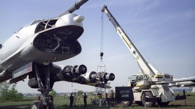 Самолет Ту-95 со снятым оборудованием