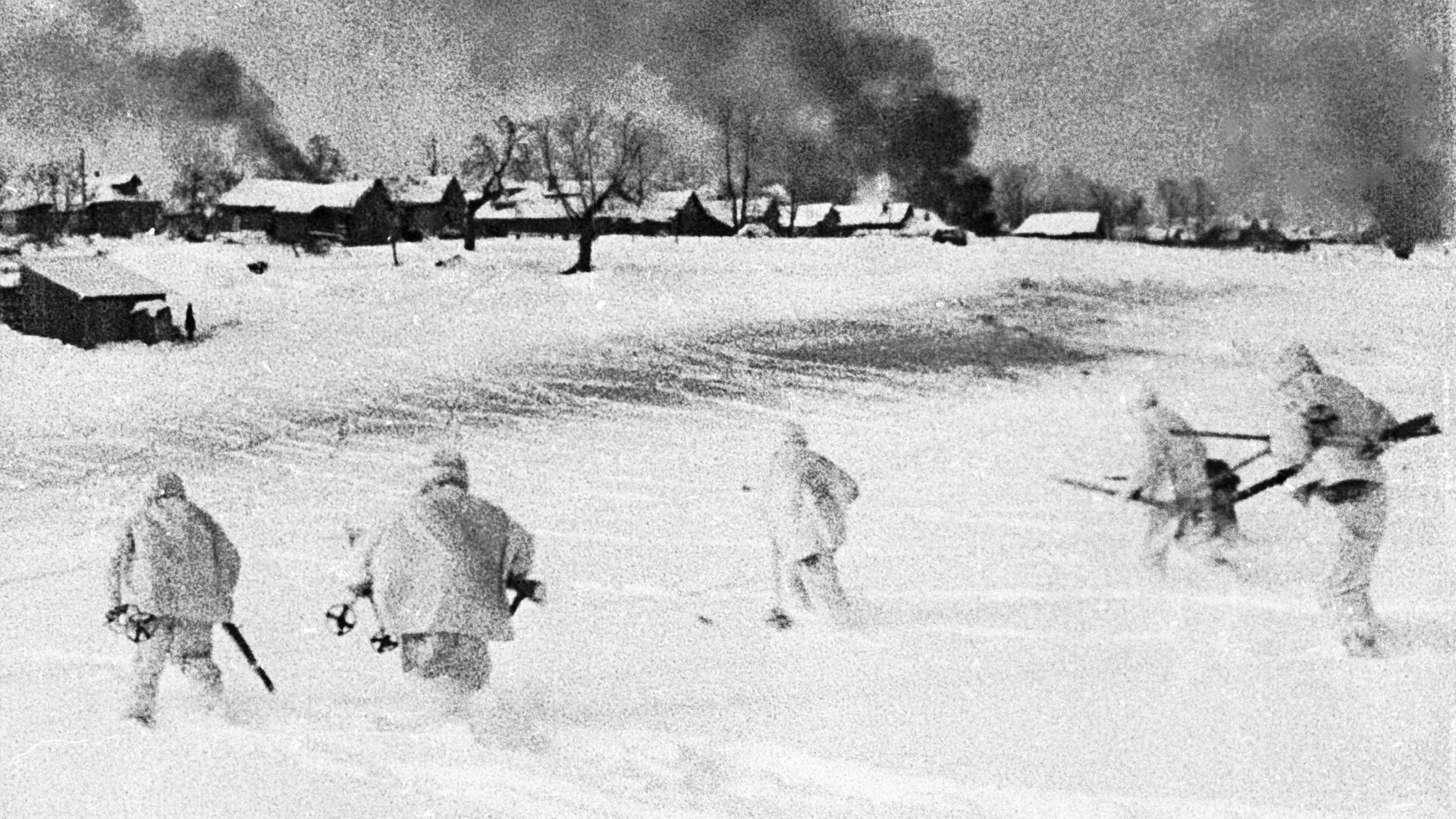 Контрнаступление советских войск в битве под Москвой 5 декабря 1941 года. Кадр из документального фильма Разгром немецко-фашистских войск под Москвой  - РИА Новости, 1920, 05.12.2021