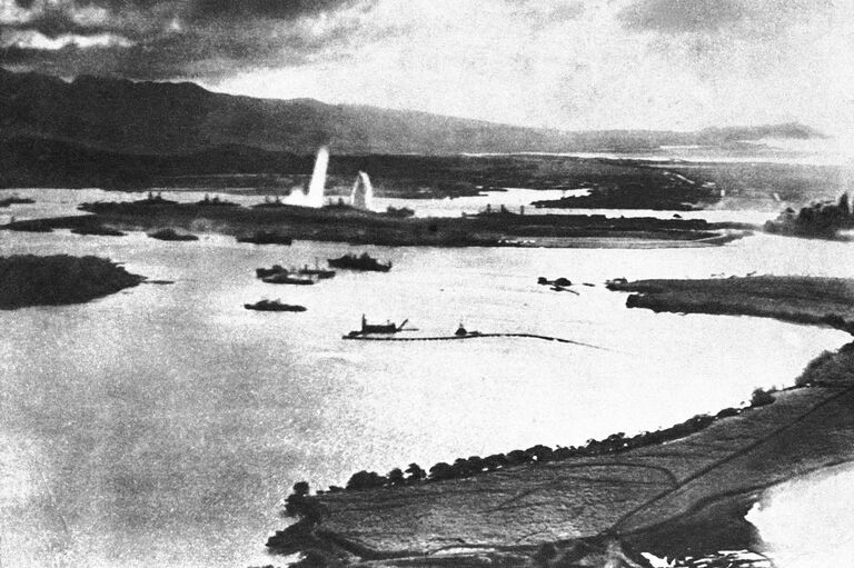 Вид Перл-Харбора во время японских бомбардировок. 7 декабря 1941 года 