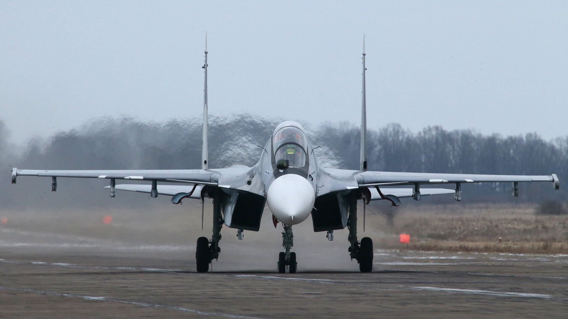 Многоцелевой истребитель СУ-30СМ, пополнивший состав морской авиации Балтийского флота, на аэродроме в городе Черняховск Калининградской области - РИА Новости, 1920, 03.08.2021