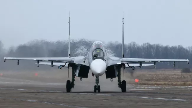 Многоцелевой истребитель СУ-30СМ, пополнивший состав морской авиации Балтийского флота, на аэродроме в городе Черняховск Калининградской области