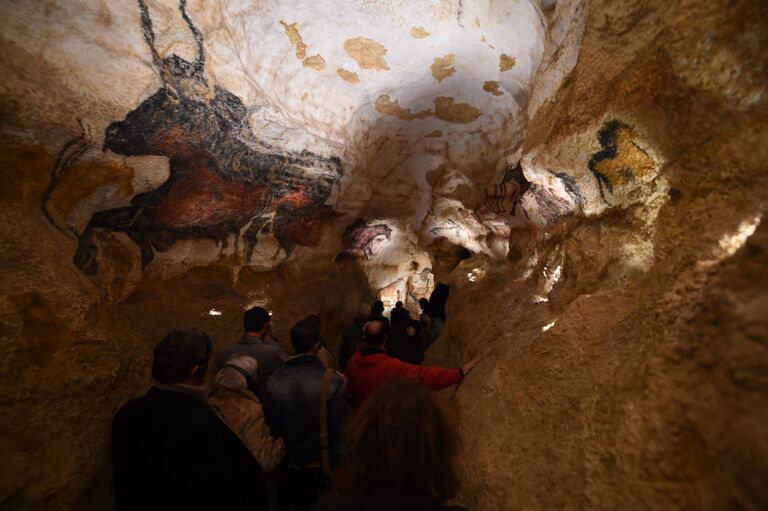 Посетители на открытии копии пещеры Ласко в Монтиньяке, Франция
