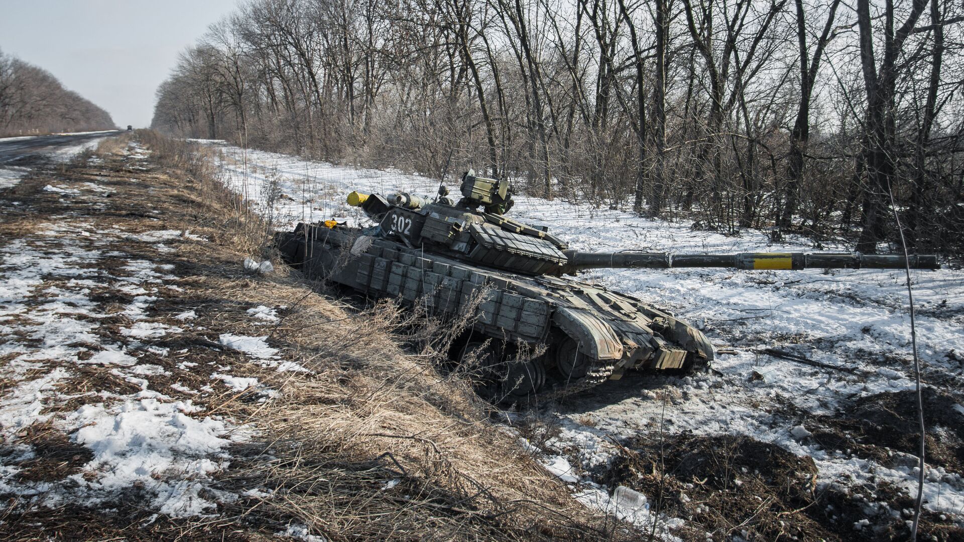 Подбитый ополченцами танк украинских военных по дороге в Дебальцево. Архивное фото - РИА Новости, 1920, 25.12.2023