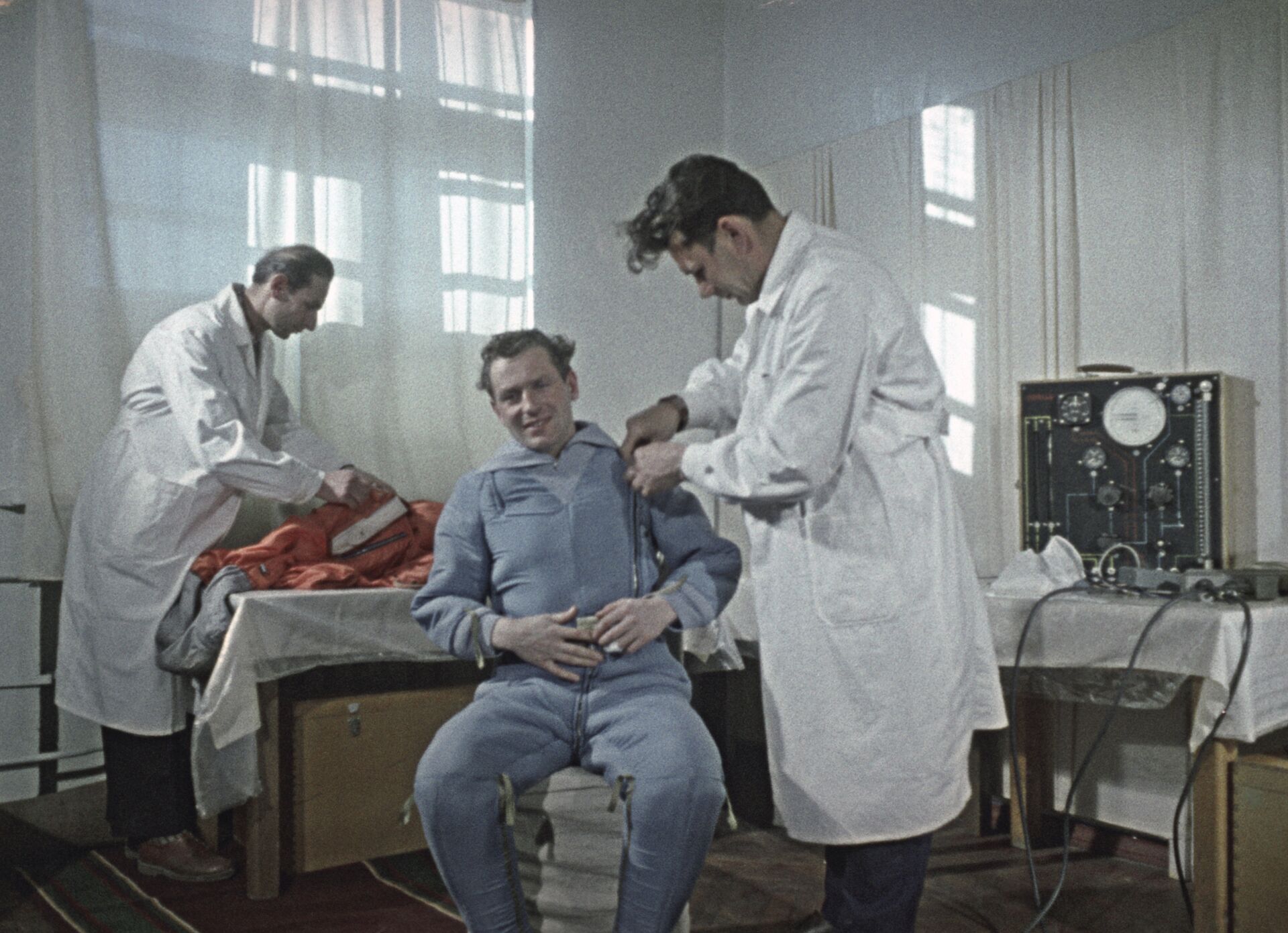 Космонавт Герман Степанович Титов готовится к старту космического корабля Восток-2 Космонавт Герман Степанович Титов готовится к старту космического корабля Восток-2 - РИА Новости, 1920, 18.09.2020