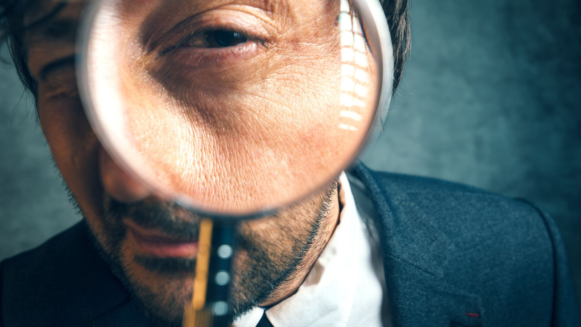 Мужчина с лупой - РИА Новости, 1920, 30.04.2026