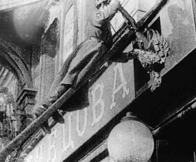 Солдат срывает эмблему царизма. Петроград, февраль 1917 год Солдат срывает эмблему царизма. Петроград, февраль 1917 год
