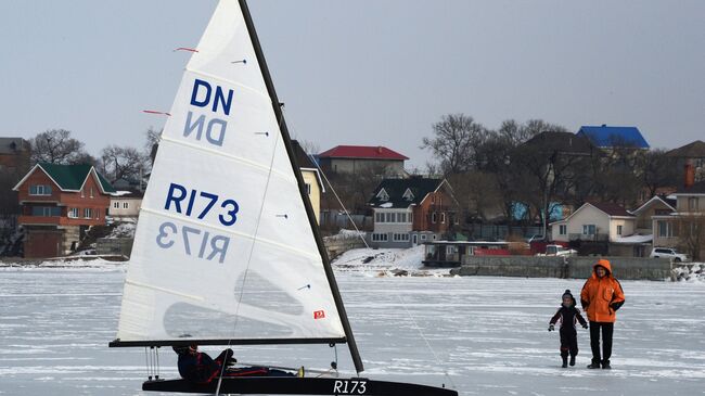 Участник открытых соревнований по буерному спорту на кубок командующего Тихоокеанским флотом на льду Амурского залива во Владивостоке