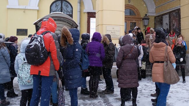 Очередь в билетную кассу Большого театра России