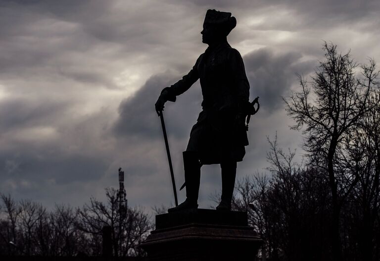 Памятник императору Павлу I перед Большим Гатчинским дворцом