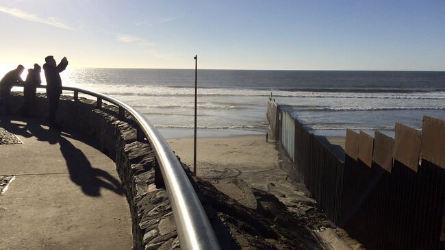 Возле пограничного ограждения Мексика-США Возле пограничного ограждения Мексика-США