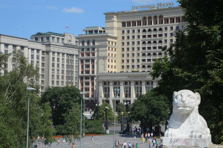 Вид на здание Государственной Думы РФ на Охотном Ряду и на гостиницу Москва на Манежной площади в центре столицы