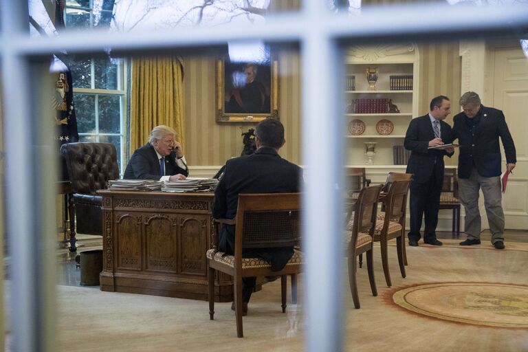 Президент США Дональд Трамп во время телефонного разговора с канцлером Германии Ангелой Меркель Президент США Дональд Трамп во время телефонного разговора с канцлером Германии Ангелой Меркель