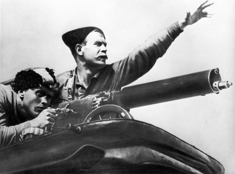 Леонид Кмит в роли Петьки (слева) и Борис Бабочкин в роли Василия Чапаева в кадре из художественного фильма Чапаев