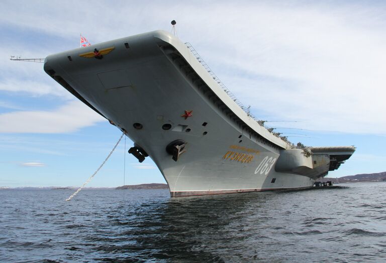 Во время торжественной встречи авианесущего крейсера Адмирал Кузнецов в Североморске. 9 февраля 2017