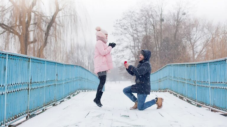 Молодой человек делает предложение руки и сердца своей девушке