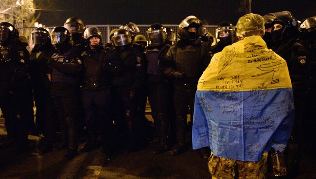 Сотрудники МВД Украины во время акции протеста в Киеве, приуроченной к третьей годовщине событий на Майдане в 2014 году