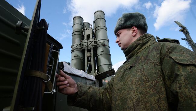 Военнослужащий у зенитного ракетного комплекса (ЗРК) Триумф С-400