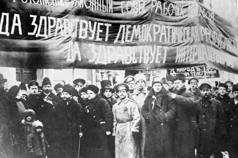 Члены Рогожского Совета рабочих депутатов на демонстрации. 1917 год Члены Рогожского Совета рабочих депутатов на демонстрации. 1917 год