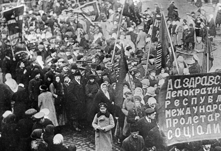 Демонстрация рабочих в Харькове в 1917 году Демонстрация рабочих в Харькове в 1917 году