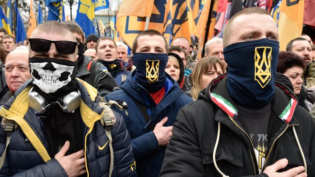 Представители националистических организаций во время митинга в центре Киева