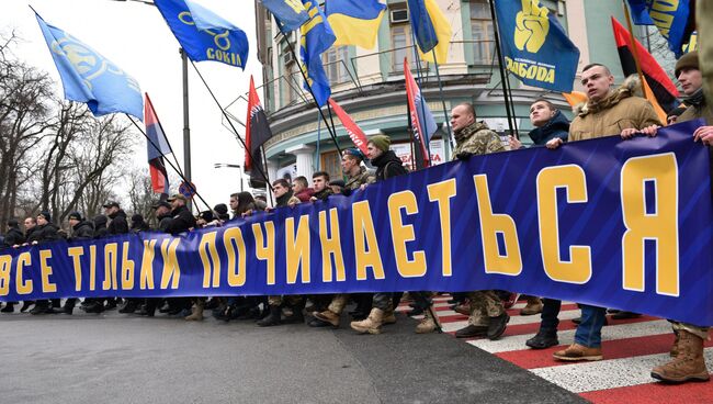 Представители националистических организаций во время марша в центре Киева