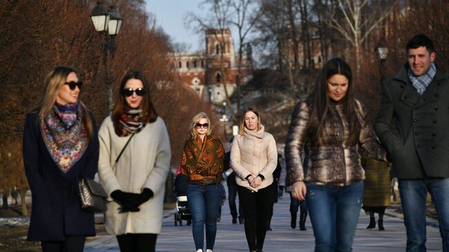 Отдыхающие в музее-заповеднике Царицыно в Москве