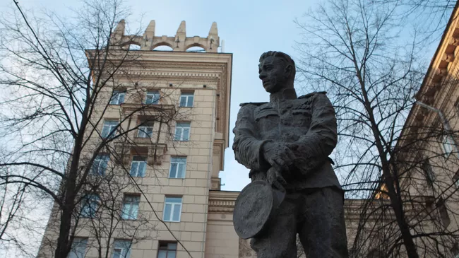 Памятник подводнику Александру Маринеско открыли в Санкт-Петербурге
