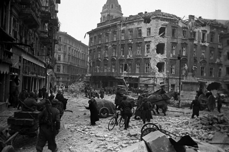 В одном из кварталов освобожденного от фашистов Будапешта, февраль 1945