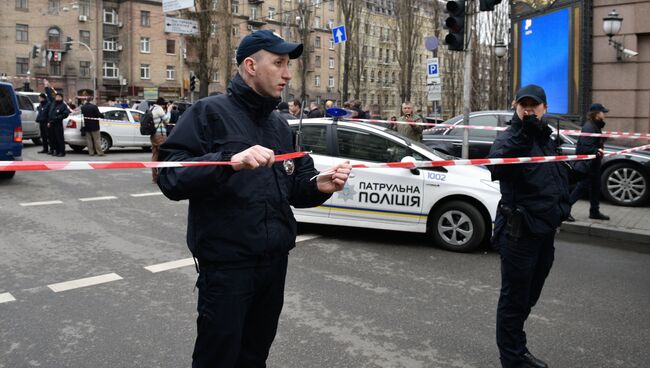 Сотрудники правоохранительных органов на месте убийства бывшего депутата Государственной Думы РФ Дениса Вороненкова в Киеве