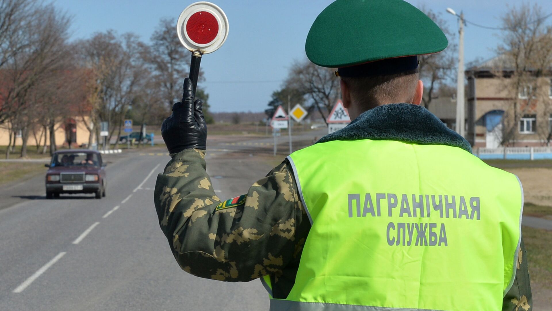 Сотрудник Мозырского пограничного отряда во время проверки транспорта на въезде в пограничную зону вдоль белорусско-украинской границы - РИА Новости, 1920, 23.12.2020