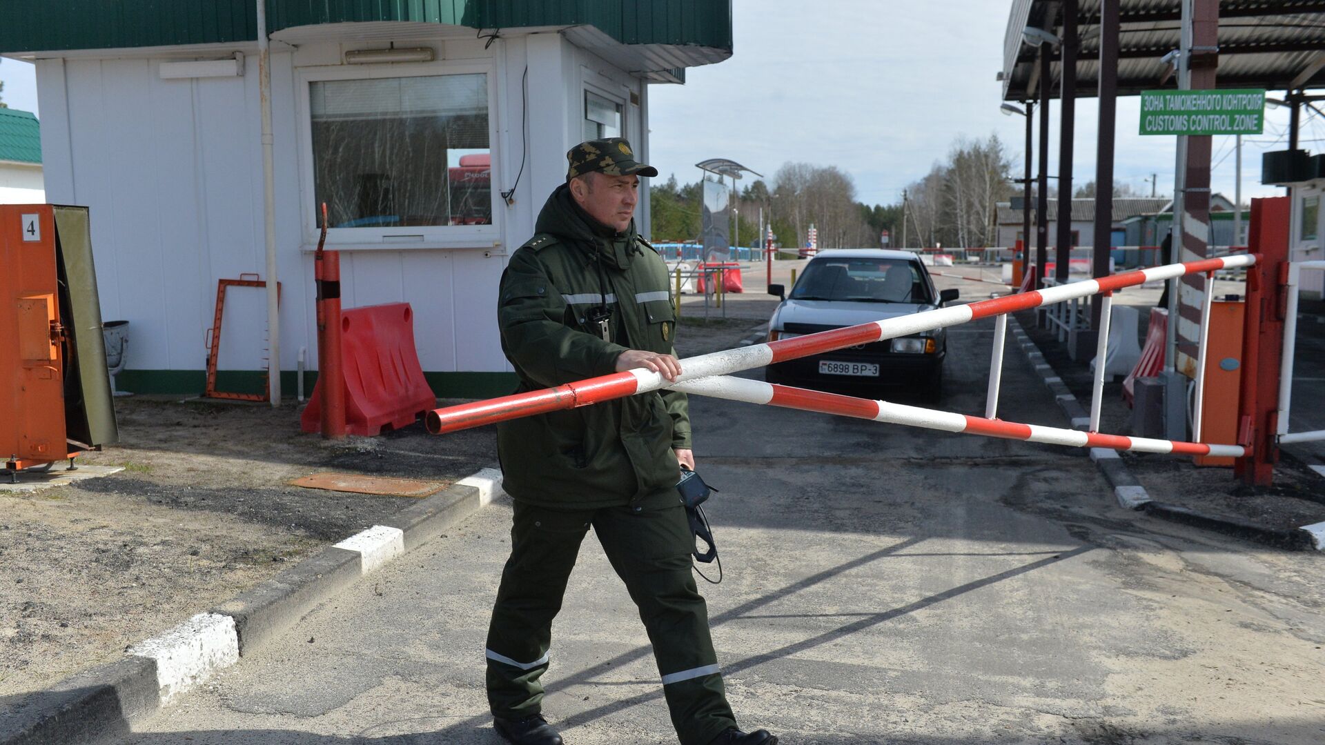 Сотрудник Мозырского пограничного отряда в межгосударственном пункте пропуска Александровка на белорусско-украинской границе - РИА Новости, 1920, 30.05.2021