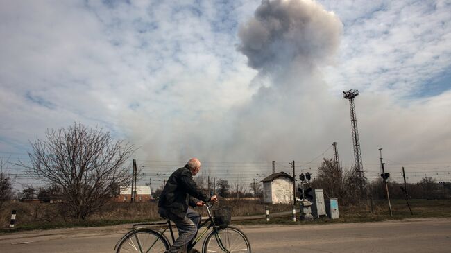 Дым в окрестностях населенного пункта в Харьковской области. Архивное фото