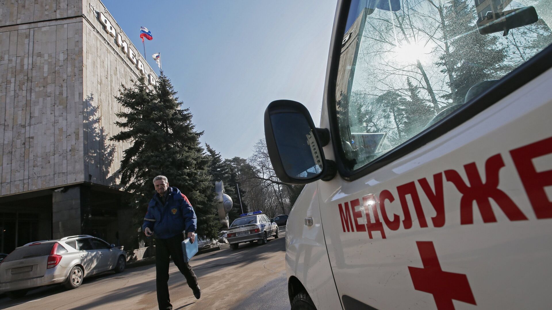 Прохожий у здания Федерального медико-биологического агентства в Москве - РИА Новости, 1920, 15.10.2021