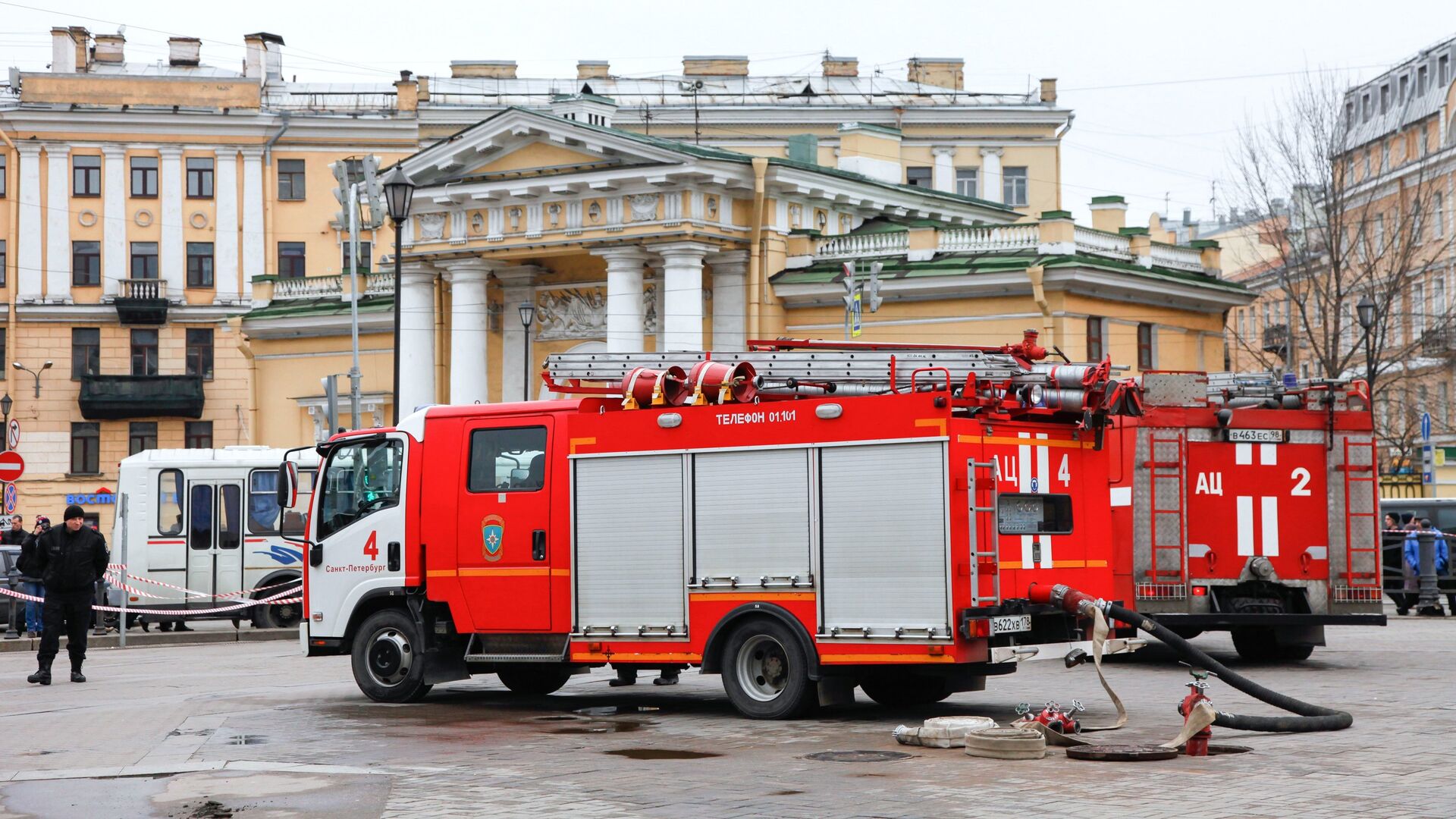 Пожарные автомашины у станции метро Сенная площадь в Санкт-Петербурге - РИА Новости, 1920, 10.03.2024