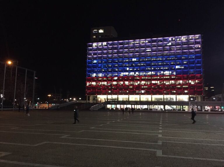 Мэрия Тель-Авива в цветах российского флага в знак солидарности с Петербургом