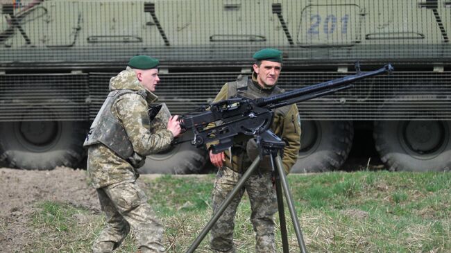 Украинские военные во время учений на полигоне. Архивное фото