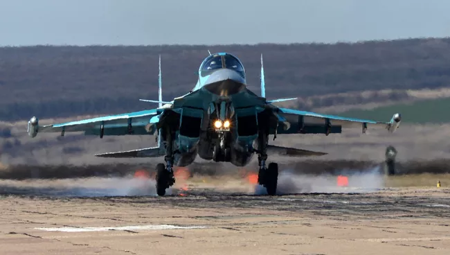 Посадка самолета Су-34 во время летно-тактических учений на аэродроме Бутурлиновка Воронежской области
