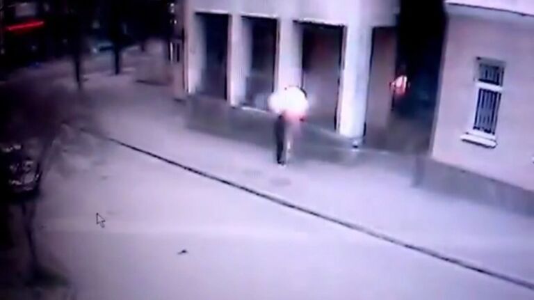 Взрыв у школы в Ростове-на-Дону сняла камера видеонаблюдения Взрыв у школы в Ростове-на-Дону сняла камера видеонаблюдения