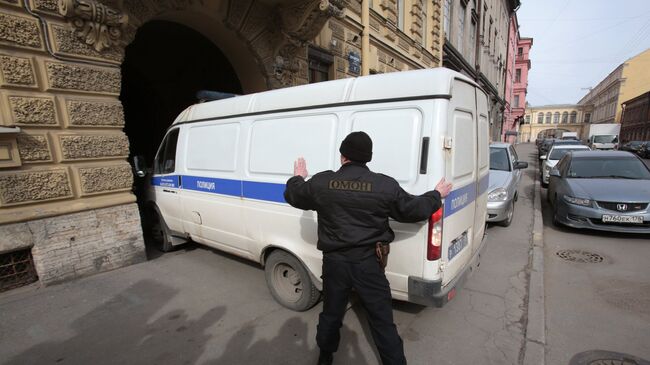 Полицейская автомашина вывозит подозреваемых в соучастии теракта в петербургском метро после заседания в Октябрьском районном суде Санкт-Петербурга. 7 апреля 2017