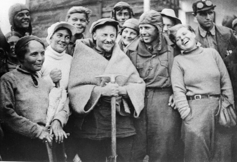 Николай Бухарин в группе ударников завода им. Фрунзе во время альпинистского похода на Эльбрус Николай Бухарин в группе ударников завода им. Фрунзе во время альпинистского похода на Эльбрус