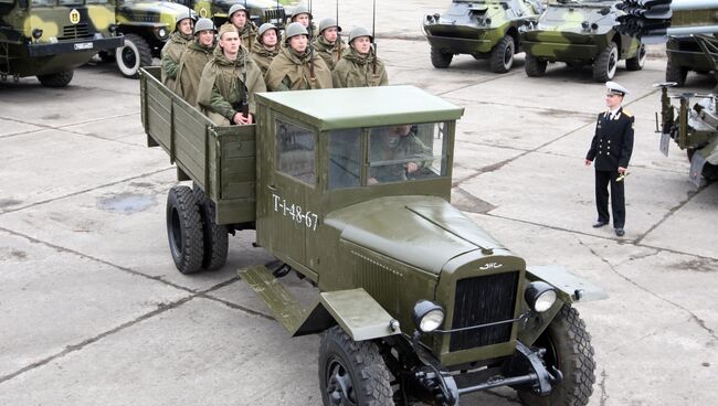 Военнослужащие в исторической форме времен Великой Отечественной войны 1941-45 годов в кузове грузовика ЗИС-5