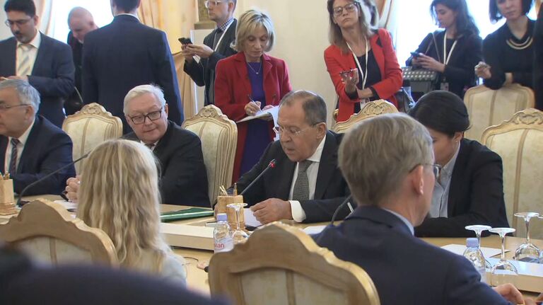 Откуда такие манеры? - Лавров осадил американских журналистов на приеме в МИД